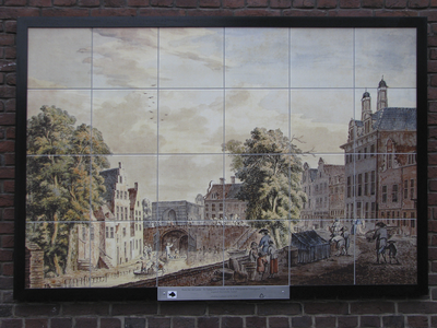 906090 Afbeelding van het tegelplateau met een replica van de tekening van Pieter Jan van Liender, 'De Oudegracht te ...